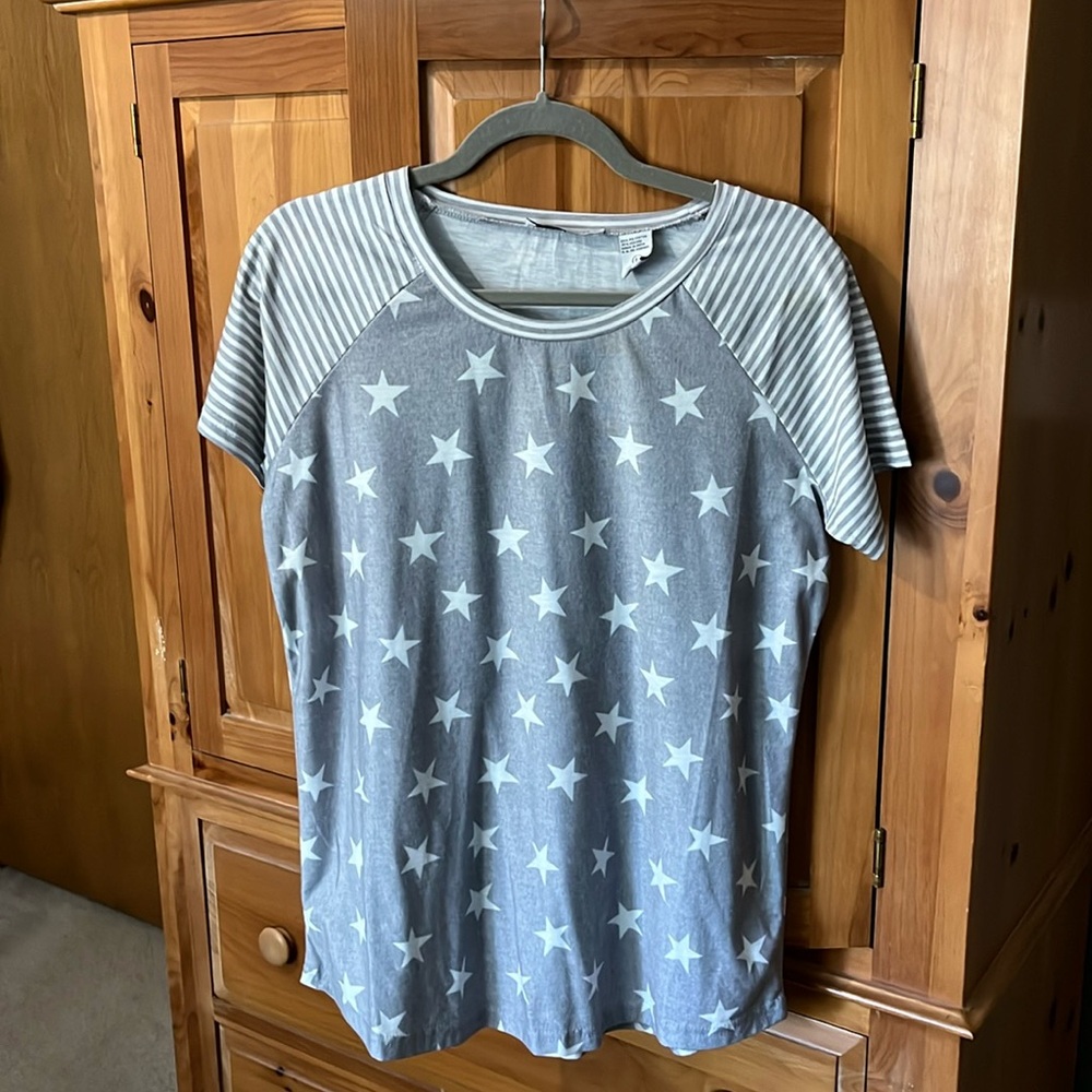 Large women’s t shirt . Gray with stars and striped sleeves